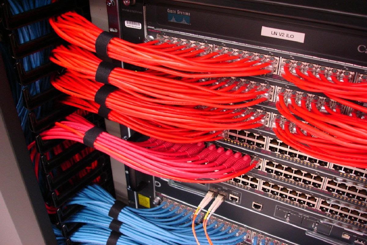 Properly stacked cables at the backend— professional cable management
